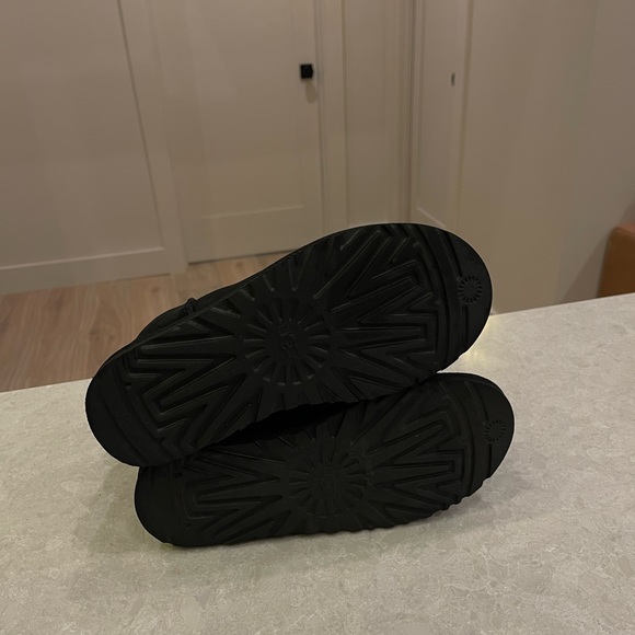 New UGG Women’s Black Classic Mini II Boot, Size US 7 - Picture 12 of 13